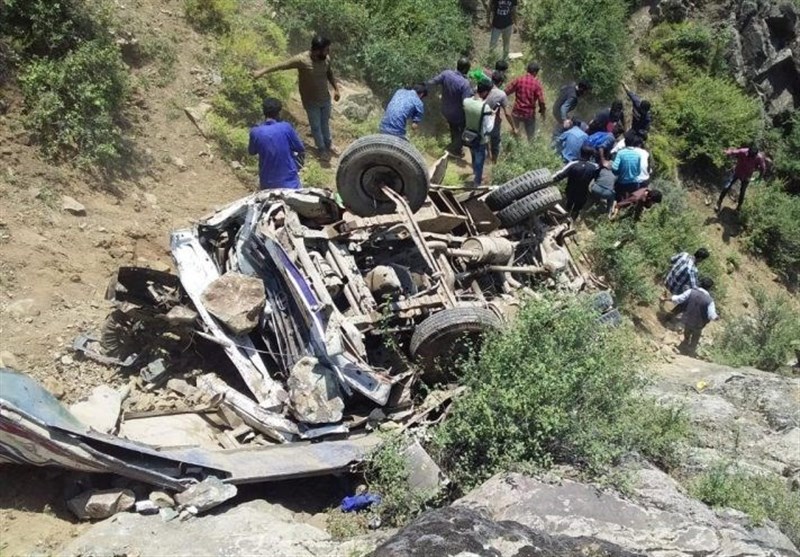 چکوال میں کوچ کھائی میں جا گری، 4 خواتین سمیت 8 مسافر جاں بحق