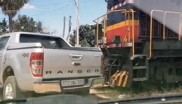 کمبوڈیا میں ٹرین اور پک اپ ٹرک میں خطرناک تصادم