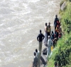 گھریلو حالات سے تنگ میاں بیوی 3 بیٹیوں سمیت نہر میں کود گئے