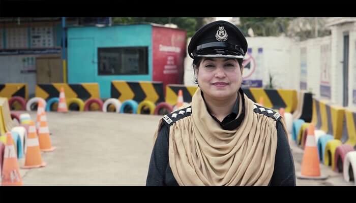 پشاور میں پہلی خاتون ٹریفک پولیس ڈی ایس پی انیلہ ناز