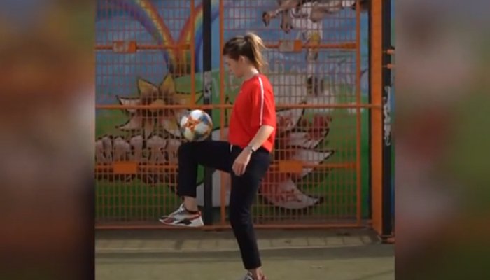 فرانسیسی حسینہ کا فٹبال سے کرتب بازی کا شاندار مظاہرہ