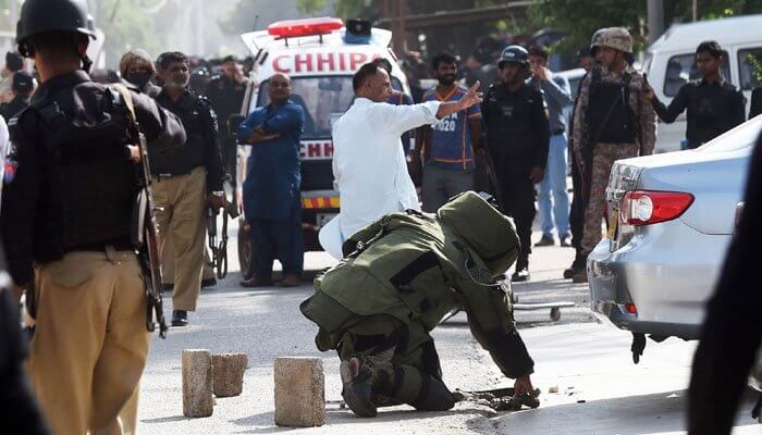 کراچی: بلاول چورنگی پر کھڑی گاڑی میں نصب بم ناکارہ بنادیا گیا