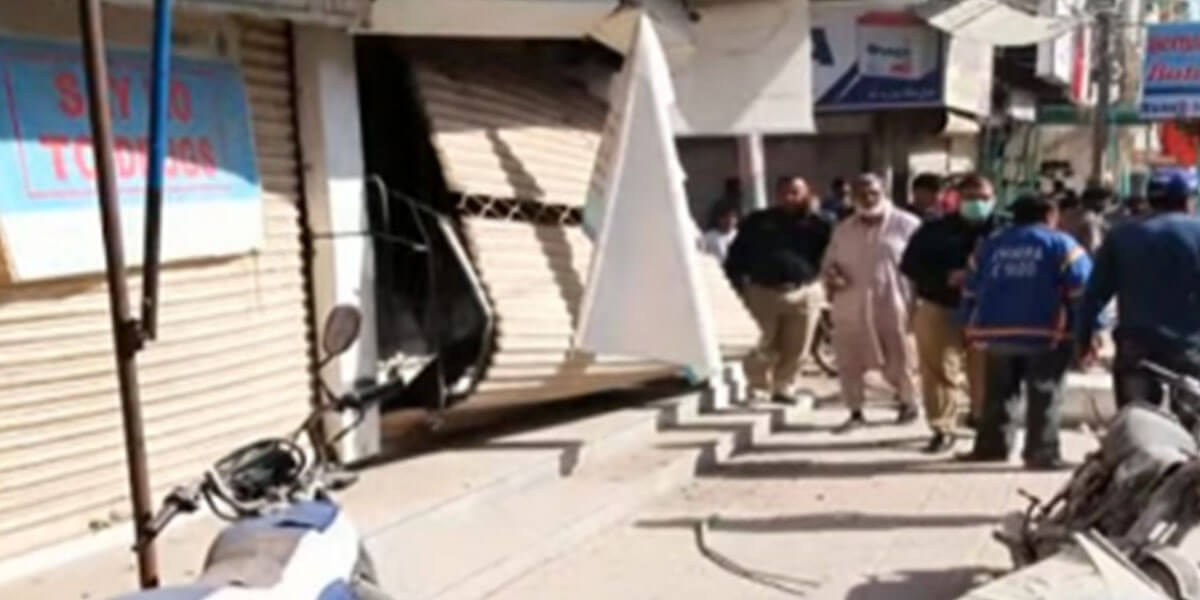 کراچی میں نجی بینک کے باہر دھماکہ