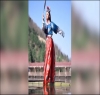 بانس پر رقص کرتے ہوئے دریا عبور کرنے والی چینی لڑکی