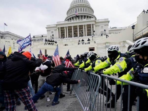 امریکی کانگریس میں افراتفری: مظاہرین اندر داخل،خاتون کو گولی مار دی گئی