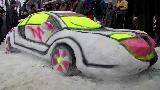 سری نگر کے شہری نے زمین پر پڑی برف سے کار بنادی