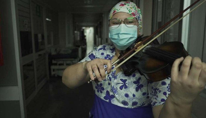 چلی: کورونا سے مریضوں کا علاج کرتی نرس کی وائلن پرفارمنس