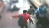 پولیس اہلکار کی حاضر دماغی نے ریلوے اسٹیشن پر خاتون کی جان بچالی
