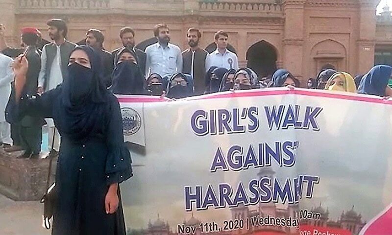 پشاور: یونیورسٹی کی طالبات کا اساتذہ کی جانب سے ‘ہراساں‘ کیے جانے کیخلاف احتجاج