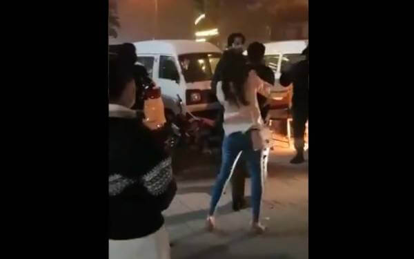 لاہور ڈیفنس میں پولیس اہلکاروں نے لڑکا اور لڑکی کو شرمناک کام کرتے رنگے ہاتھوں پکڑا تو لڑکی نے کیا کیا؟ویڈیو وائرل