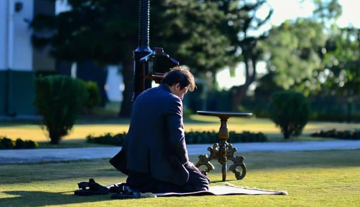 وزیراعظم عمران خان کی نماز پڑھتے وقت کی تصویر سوشل میڈیا پر وائرل