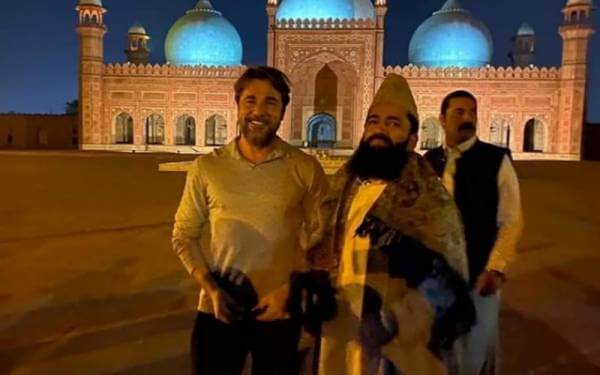 ترک اداکار اینگن التان کا بادشاہی مسجد لاہور کا دورہ