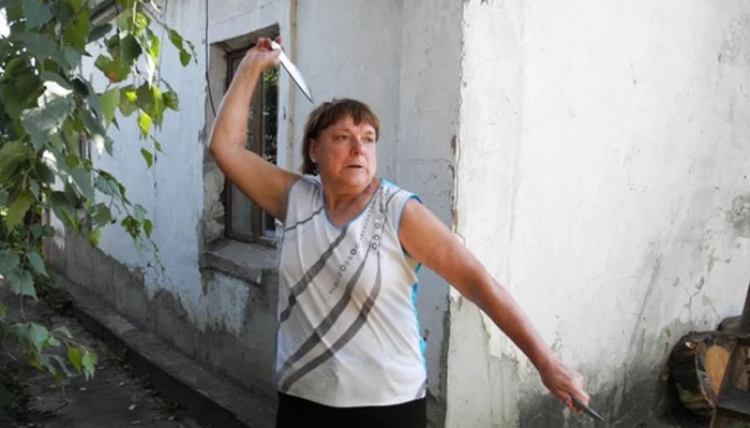 روس، عمر رسیدہ خاتون نے چاقوبازی کا عالمی مقابلہ جیت لیا