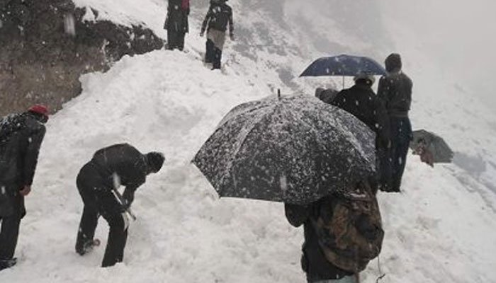 ملک بھر میں کڑکتی سردی، بلوچستان میں شدید برفباری، حادثات میں 41 افراد جاں بحق