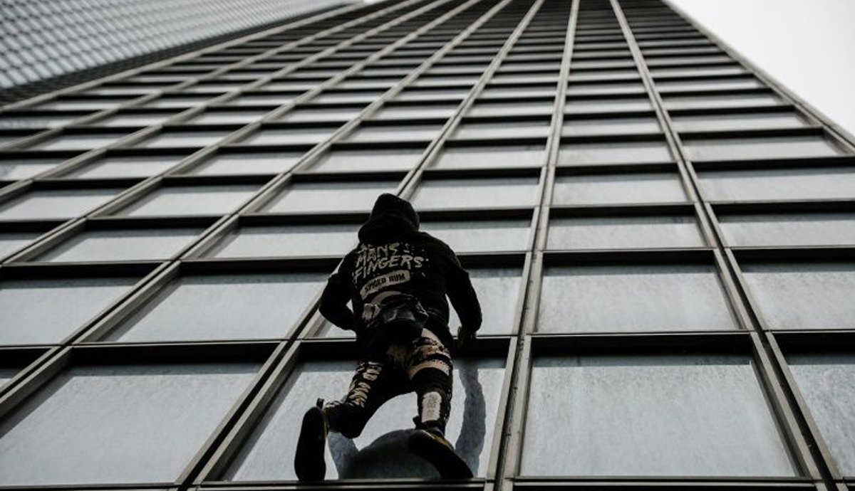 فرانسیسی اسپائڈر مین مظاہرین کی حمایت میں 48 منزلہ عمارت پر چڑھ گیا
