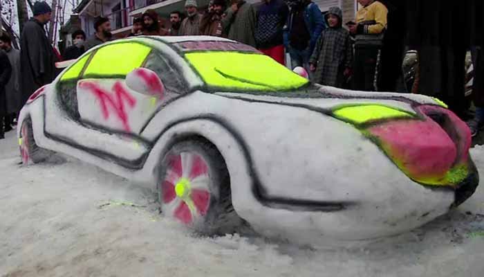 سری نگر کے شہری نے زمین پر پڑی برف سے کار بنادی