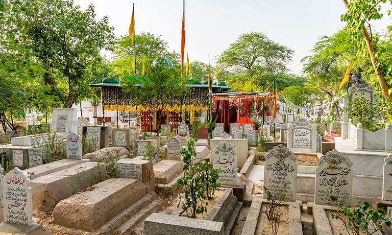 کورونا وائرس: سندھ میں شب برأت پر قبرستانوں میں جانے پر بھی پابندی