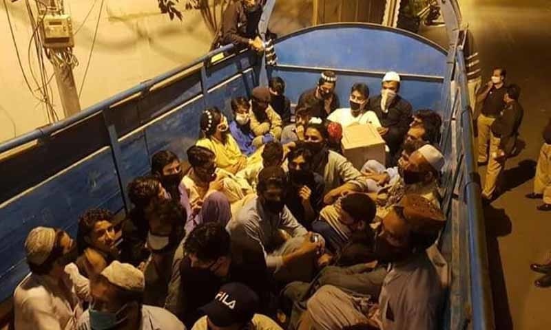 کراچی: پولیس نے ٹرک کے ذریعے سیکڑوں افراد کی منتقلی کی کوشش ناکام بنادی
